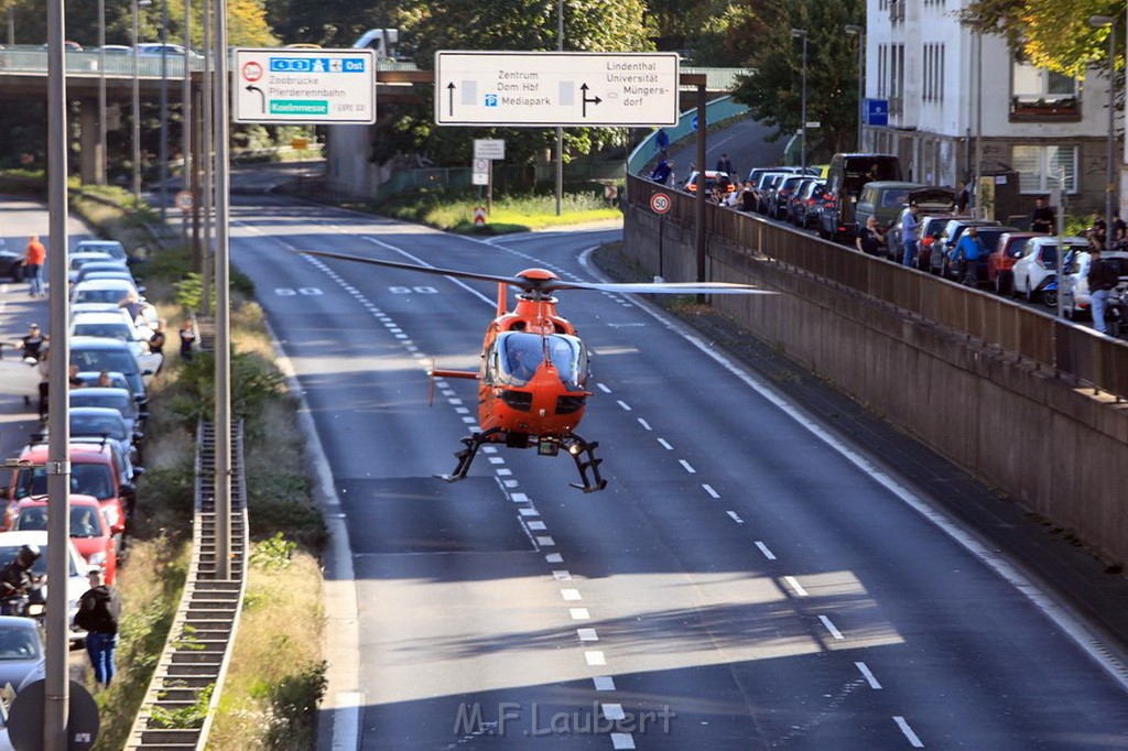 Einsatz BF Koeln Christoph 3 auf der A 57 Rich Neuss P06.jpg